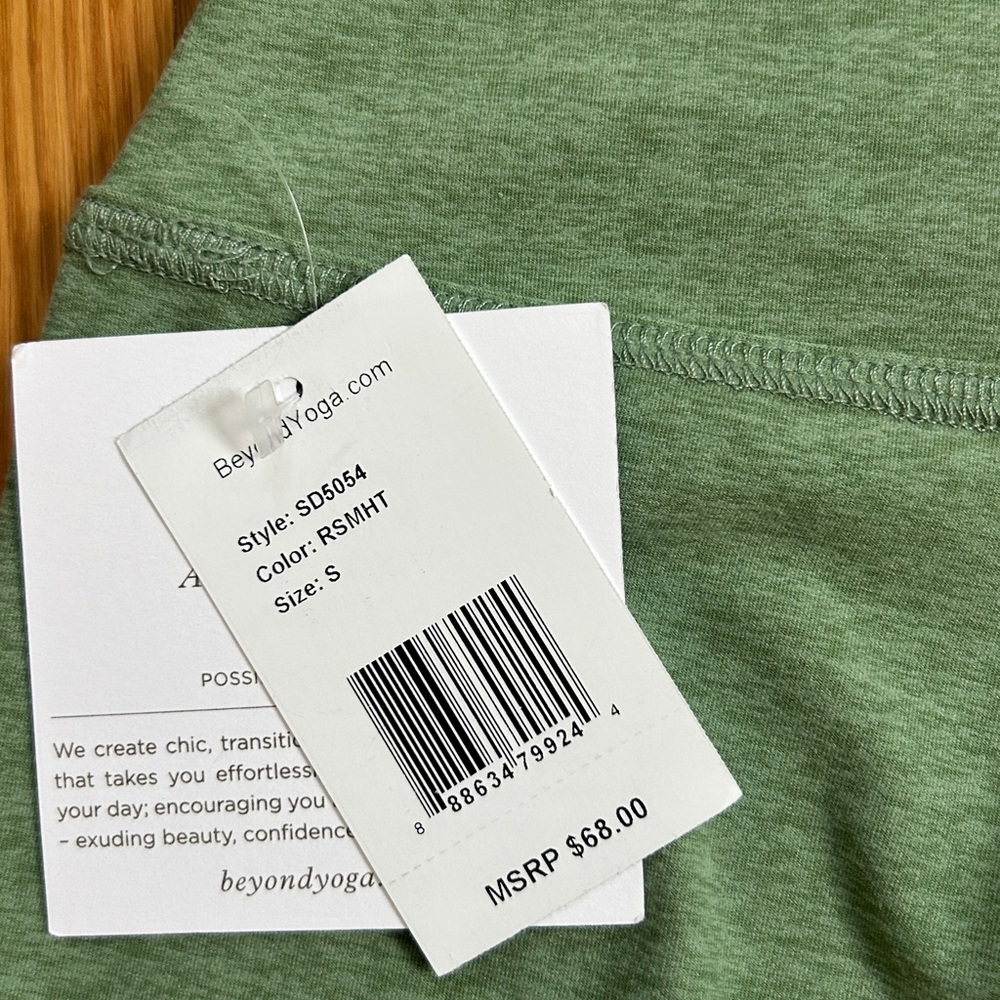 Beyond Yoga green biker shorts S NWT - Picture 3 of 4